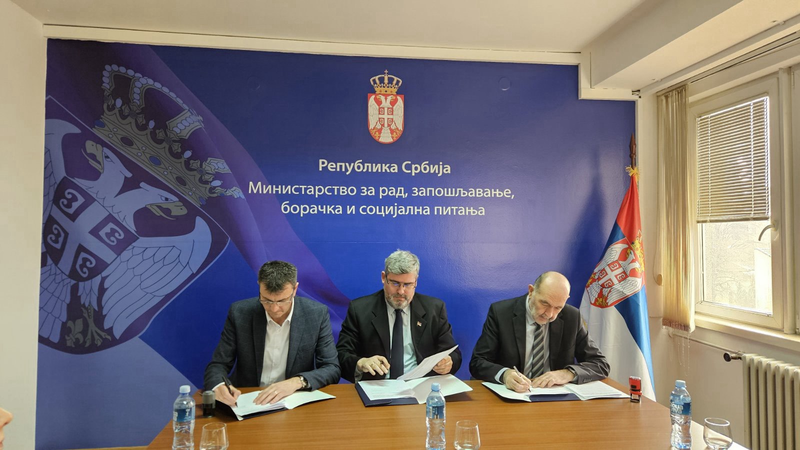 ПОТПИСАН ПРОТОКОЛ СА ВЛАДОМ РЕПУБЛИКЕ СРБИЈЕ ВЕЗАНО ЗА ПОБОЉШАЊЕ МАТЕРИЈАЛНОГ ПОЛОЖАЈА ЗАПОСЛЕНИХ У УСТАНОВАМА СОЦИЈАЛНЕ ЗАШТИТЕ